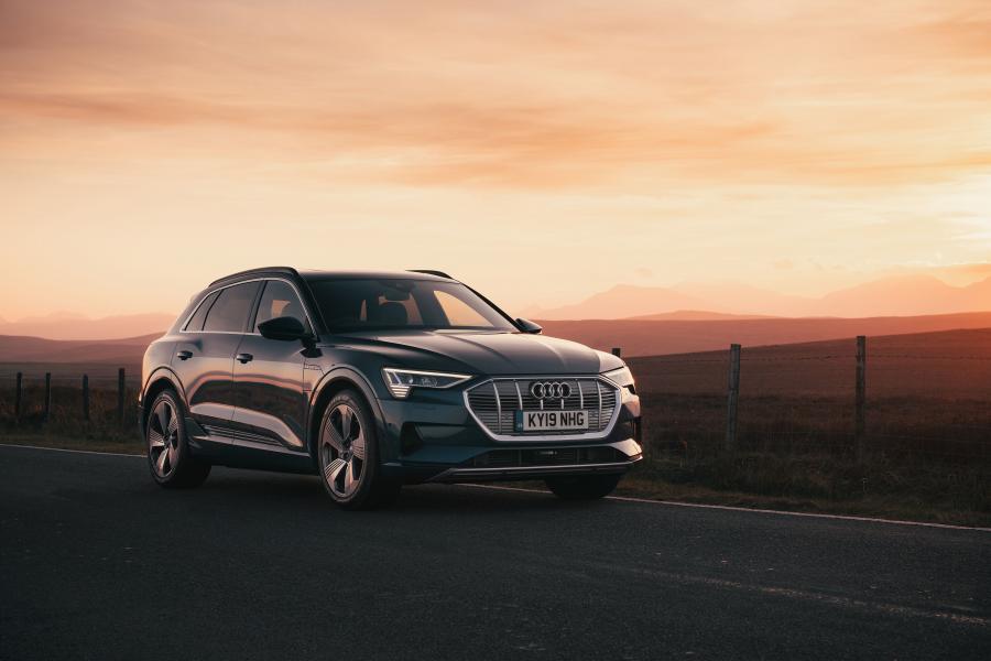  Audi e-tron 55 Quattro 2019 года  (UK) (фото 23 из 40)